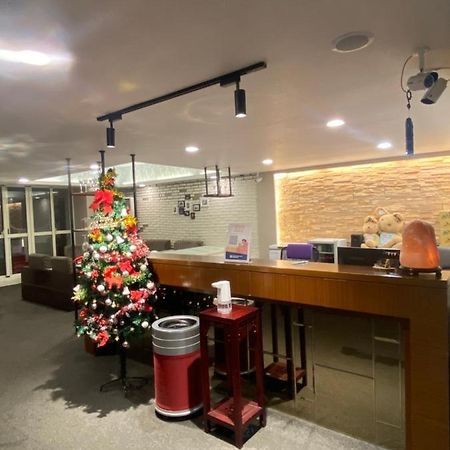 Aiyue Hotel Huwei Bagian luar foto